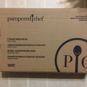 Pampered Chef V Shaped Baking Pan Set